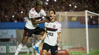 Esbanjando 'fair play', Rodrigo Caio no Flamengo é um soco no estômago do São Paulo Rodrigo Caio comemora com Bruno Henrique após marcar pelo Flamengo
