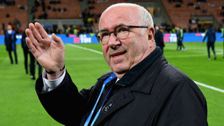 Presidente da Federação Italiana renuncia após fracasso da seleção Carlo Tavecchio, então presidente da Federação Italiana, antes de jogo contra a Suécia