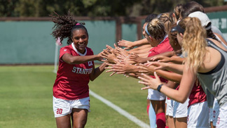 Sem chances no Brasil, ela foi jogar futebol nos EUA aos 12 anos, virou lenda e agora quer defender seleção norte-americana A brasileira marcou 17 gols e deu 17 assistências na temporada da NCAA