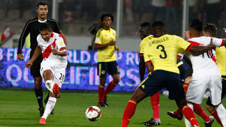 Colômbia e Uruguai na Copa, Peru na repescagem e Paraguai eliminado em casa com vexame Edison Flores, do Peru, em ação contra a Colômbia, nesta terça-feira
