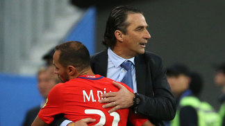 Díaz lamenta erro decisivo e diz estar sofrendo com derrota do Chile Díaz é abraçado pelo técnico Juan Antonio Pizzi após a perda do título