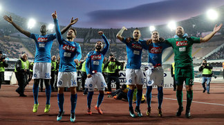 Com primeiro tempo eletrizante, Napoli vira sobre Sampdoria; Inter tropeça Jogadores do Napoli comemoram triunfo contra a Sampdoria