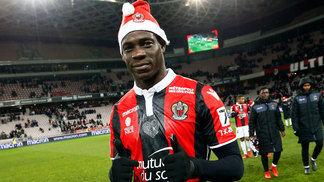Nice vence o Bordeaux com gol de Balotelli e sobe na tabela do Francês Balotelli Comemora Nice Bordeaux Campeonato Francês 17/12/2017