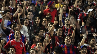 Gols de veteranos 'europeus', expulsões e decisão no fim: Cerro e Lanús avançam com 'emoção' Torcida do Cerro Porteño comemora gol na vitória sobre o Deportivo Cali