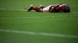 Efeito quarentena: psicologia esportiva ajuda na “gestão emocional” e busca referências até na vivência em submarinos Bruno Henrique lamenta após gol perdido na Libertadores