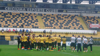 Mirando o G4 da Série B, Juventude visita o Criciúma Jogadores do Criciúma reunidos após o treino