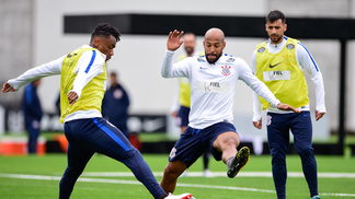Em treino ríspido do Corinthians, Fellipe Bastos se irrita e xinga Clayton com palavrões Fellipe Bastos durante o treino desta terça-feira