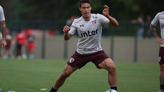Lista de relacionados do São Paulo tem sete meias e um centroavante Hernanes durante treino no CT do São Paulo