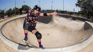 Ela é tetracampeã mundial de skate, CEO, tem banda, vai lançar livro e agora realizou sonho de virar mãe Karen Jonz é tetracampeã mundial de skate e campeã do X-Games