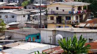 Era melhor ficar calado: Jair Ventura 'tomou' lugar de locais de país africano onde 36% dos jovens não têm emprego Subúrbio de Libreville, maior cidade do Gabão, país da África