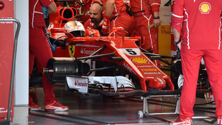 Sebastian Vettel minimiza problemas no Japão e poupa Ferrari de críticas Sebastian Vettel nos boxes da Ferrari durante o GP do Japão: novo abandono