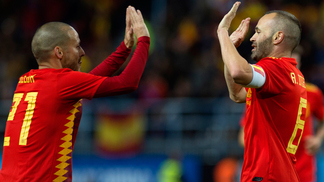 Em primeiro teste, Espanha goleia Costa Rica com gol de Iniesta David Silva e Andrés Iniesta comemoram gol durante a vitória da Espanha sobre a Costa Rica