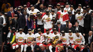 NBA se inspira no futebol europeu e quer criar uma copa durante a temporada Toronto Raptors posa para foto de campeão da NBA com o troféu Larry O'Brien