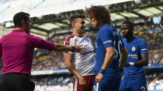 Em fiasco histórico, David Luiz marca, mas Chelsea leva três gols no 1º tempo e perde em estreia David Luiz em ação na estreia do Chelsea na Premier League