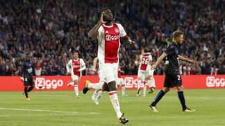 Ajax recusa oferta de R$ 150 milhões do Tottenham por zagueiro que disse 'não' ao Barça Davinson Sánchez comemora gol durante a campanha na Liga Europa