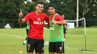 Com ajuda de ídolos de Corinthians e Palmeiras, zagueiro foi da Série D à elite do Brasileiro Igor Ribeiro e Durval durante treino do Sport