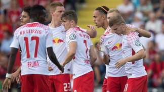 Leipzig goleia, Wolfsburg vence e Hamburgo perde por 3 a 1 na Copa da Alemanha Jogadores do Red Bull Leipzig comemoram gol