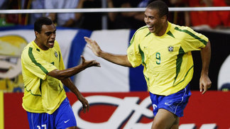 Após 19 anos, Brasil volta a ter jogador mais caro da história Denilson e Ronaldo celebram gol do Brasil contra a Bélgica na Copa do Mundo de 2002