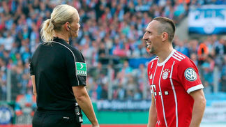 Ribéry vai cobrar falta e faz brincadeira com árbitra promovida à Bundesliga; assista Ribéry e Bibiana se divertem em jogo do Bayern