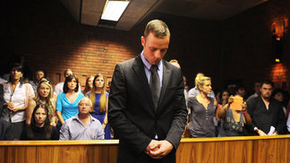 Pistorius apanha e fica ferido em briga na cadeia na África do Sul Oscar Pistorius Julgamento Assassinato África do Sul 21/02/2013