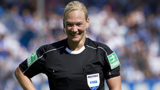 Conheça a policial que agora vai apitar na primeira divisão da Alemanha Bibiana Steinhaus vai estrear na primeira divisão da Bundesliga