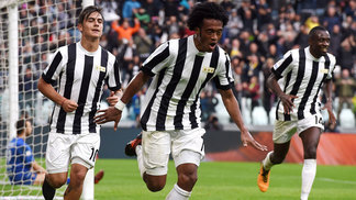 Juventus leva susto, mas vence lanterna e fica a um ponto da liderança Cuadrado (centro) fez o gol da virada da Juventus