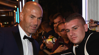 'Campeão de tudo', Zidane recebe prêmio da Fifa de melhor técnico Zidane, na chegada ao prêmio Fifa The Best