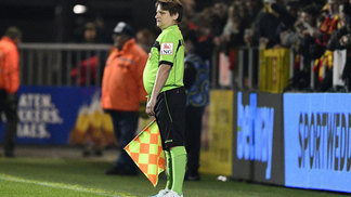 Espectador vira árbitro assistente em partida da Copa da Bélgica Luc Bosmans saiu da arquibancada para ser bandeirinha em jogo da Copa da Bélgica