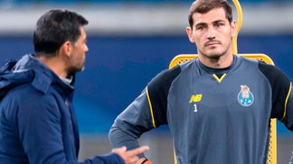 Técnico do Porto diz que Casillas foi barrado por não treinar em alto nível Iker Casillas observa o técnico Sérgio Conceição em treino do Porto antes de jogo pela Champions