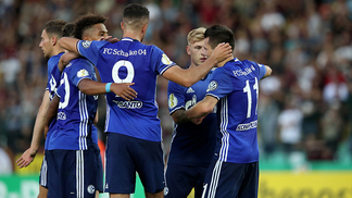 Schalke vence Dynamo por 2 a 0 e avança na Copa da Alemanha Jogadores do Schalke comemoram o gol da equipe