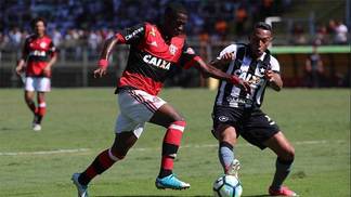 Flamengo e Botafogo são absolvidos por confusões na Copa do Brasil Vinicius Junior, em ação em Flamengo x Botafogo no Brasileiro