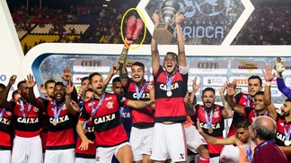 Na festa do Flamengo pela Taça GB, a 'saia justa' com a Adidas pelas chuteiras 'concorrentes' de Vizeu Réver ergue o troféu da Taça Guanabara, ao seu lado, Vizeu exibe chuteira da concorrente do parceiro do Flamengo