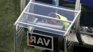 VAR ou não VAR no Brasileirão 2019? Juiz consulta o VAR em jogo da Islândia contra a NIgéria