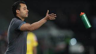 Corporativistas, técnicos defendem reserva de mercado. Sai dessa, Jair Jair Ventura, técnico do Botafogo, na vitória sobre o Grêmio no Nilton Santos