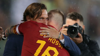 Lágrimas em Roma: o que explica tanta emoção no adeus de De Rossi De Rossi abraça Totti