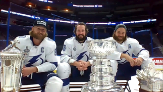 Tampa e Los Angeles brigam para ter dois títulos ao mesmo tempo. Quando aconteceu antes? Da esq. à dir. - Steven Stamkos, Nikita Kucherov e Victor Hedman, do Tampa Bay Lightining, com a Stanley Cup da NHL