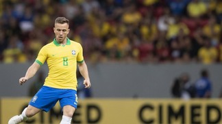 Entenda as diferenças nas funções de Arthur pelo Barcelona e pela seleção Arthur em ação no amistoso contra o Catar