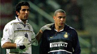 'Potência, velocidade, técnica, intuição': Buffon revela o atacante que mais o fez sofrer Gianluigi Buffon e Ronaldo, em duelo entre Parma e Internazionale de Milão