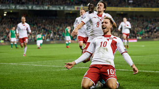 Com direito a hat trick, Dinamarca atropela Irlanda e garante retorno à Copa após 8 anos Eriksen comemora um dos três gols que fez pela Dinamarca contra a Irlanda