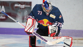 Esperto ou antidesportivo? Goleiro apela no hockey no gelo na Alemanha e ainda se dá muito bem David Leggio, do EHC München