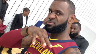 LeBron fala sobre saída de Irving dos Cavs: 'Estava pronto para dar as chaves para ele' LeBron James e Kendrick Perkins durante o media day do Cleveland Cavaliers
