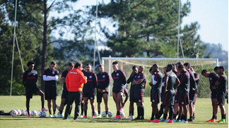 Na liderança da Série B, Inter ganha folga e volta nesta quinta Guto Ferreira conversa com o elenco do Internacional