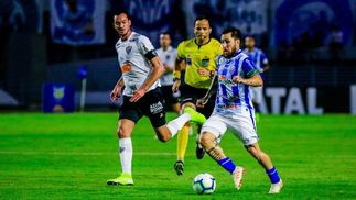 Estreia de Vagner Mancini no Atlético-MG tem surpresa no meio e alguns velhos problemas Réver deixou a zaga para jogar como primeiro volante diante do CSA