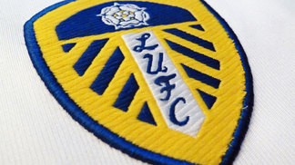 Para se reerguer, tradicional time inglês muda escudo e revolta torcida; veja como ficou O antigo escudo do Leeds United, aposentado em 24 de janeiro de 2018