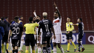 Como explicar a 'pane' do Flamengo na Libertadores? Veja a análise das falhas graves do 5 a 0 em Quito Gabigol e Bruno Henrique reclama durante Independiente del Valle 5x0 Flamengo