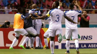 Honduras decide não recorrer à Fifa por 'gol fantasma' do Panamá Jogadores de Honduras comemoram gol contra a Costa Rica