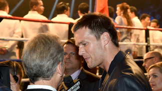 Quando Mayweather é amigão de Brady, e Brady... não é tão amigo de Mayweather Brady assiste à luta de Mayweather contra Pacquiao em 2015
