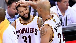 Ex-companheiro critica armador que fracassou nos Cavs: 'Seus olhos brilhavam com golfe e MMA, mas não com basquete' Deron Williams e Richard Jefferson durante jogo das finais da NBA em 2017