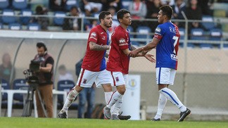 Paraná marca de pênalti, vence ABC e mantém boa sequência em casa Jogadores do Paraná comemoram gol contra o ABC
