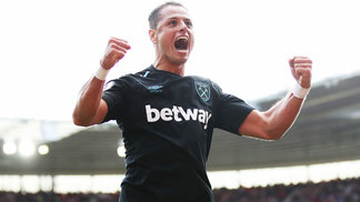 Time da Premier League leiloará camisas de Chicharito para ajudar vítimas de terremoto no México Chicharito Comemora Gol West Ham Southampton Premier League 19/08/2017